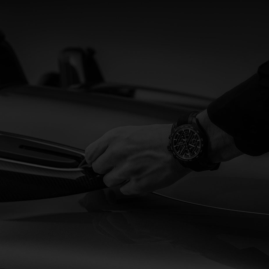 porsche-design-chronograph-718-spyder-rs-studio-bkgr-3
